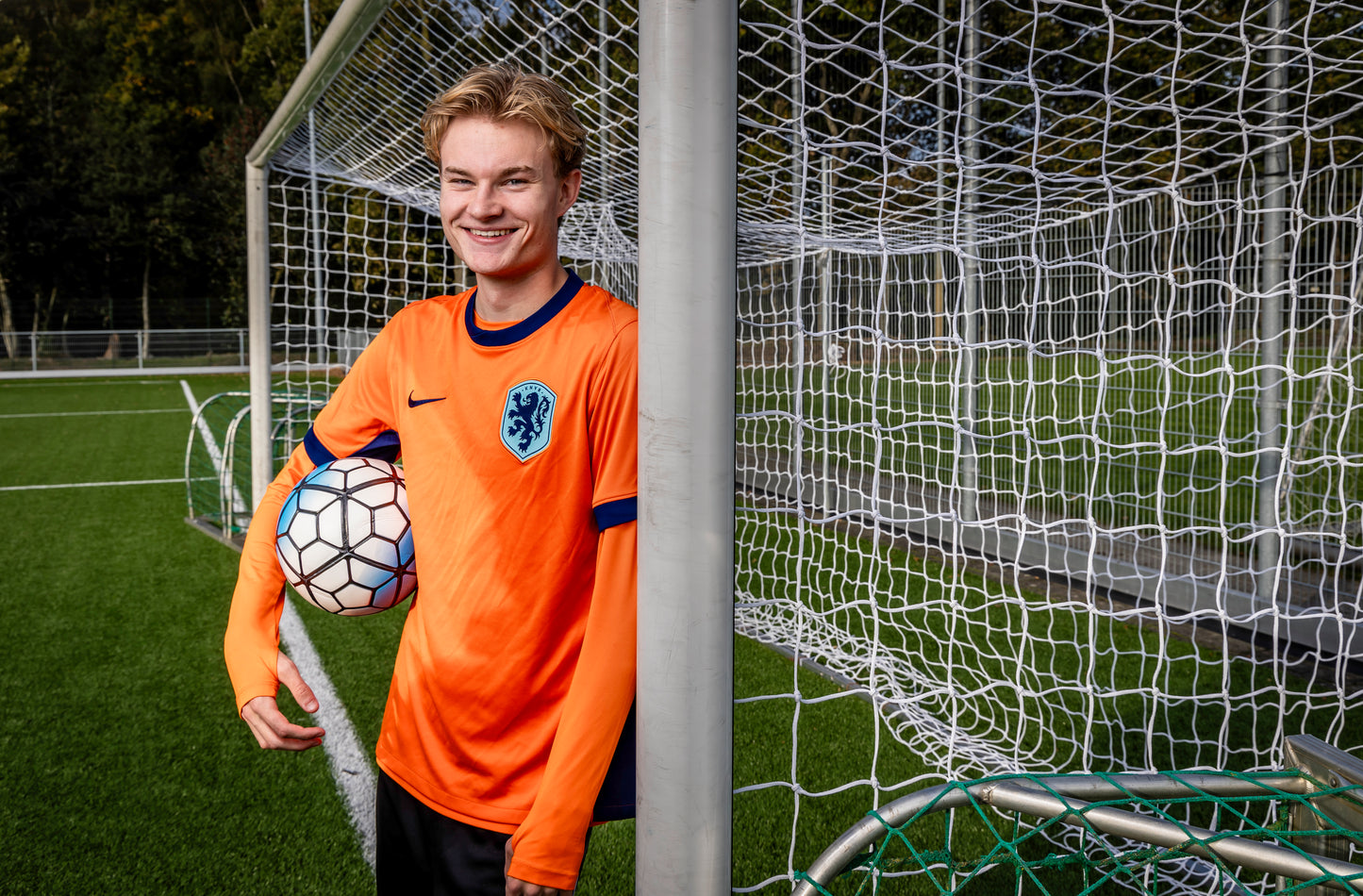 Voetbalinfluencer JesseMG bij WZC Wapenveld